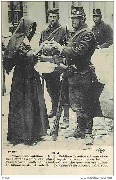 1914-Dévouement Une soeur offrant à boire aux Belges d avant-poste(les allemands sont à 1km de cet endroit-A nun offering drink... 