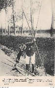 1914 Sous-Officier Belge ramassant des lances abandonées par des uhlans en fuite - Non commissoned officer...