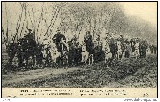 1914... En Belgique. Spahis marocains escortant des prisonniers sur la route de Dixmude - Moroco spahis..