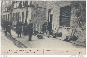 1914... En Belgique. Patrouille Belge dans un village près d'Ypres - In Belgium A Belgium patrol..