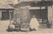 Exposition Bruxelles 1910 Village Sénégalais.Joueur de kora et ses femmes