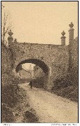 Vieux château. Pont reliant le jardin au château (vases du XVIIIe siècle)