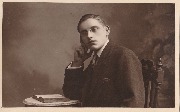 Jeune Homme assis accoudé à une table(Franz Mares) 