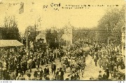Gand 1913 Le Roi revenant des Floralies se rend au Pavillon de la ville de Gand pour signer le livre d or 