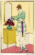 Jeune femme arrangeant un bouquet de fleurs