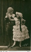 Portrait de deux jeunes acteurs en costume de théâtre 
