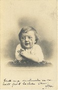 Enfant avec lunettes accoudé fumant cigare