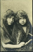 Deux fillettes avec capuchon sous la neige