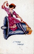 Femme en rose assise sur cloche de Pâques et tenant un oeuf en main