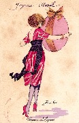 Jeune femme en rose portant un oeuf rose à bout de bras