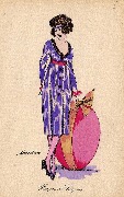 Jeune femme en bleu posant sa main sur un oeuf rose