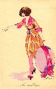 Jeune femme en orange portant un oeuf rose par le ruban