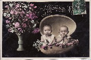 Heureuses Pâques (deux bébés dans un oeuf fleuri)
