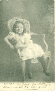 4. Petite fille assise sur une chaise