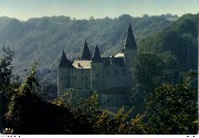 Celles-sur-Lesse. Château de Vèves. Effets de brume