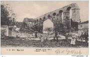 Jouy aux Arches. Römisches Wasserleitung. Aqueduc romain.