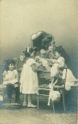Trois fillettes jouant à la poupée
