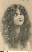 Jeune fille avec un grand pendentif dans les cheveux