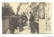 Foire commerciale de Bruxelles 1920. Sa Majesté le roi des belges félicitant l'agent de la brasserie Ind. Coop