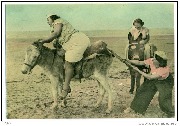 (Hélène Marchéchal à la plage, à califourchon sur un pauvre âne auquel on tire la queue)