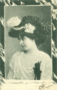 Femme au chapeau à plumes noires et rose blanche