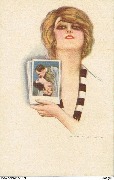 (jeune femme blonde montrant des cartes postales de... Nino Nanni)