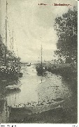 (série Marine - plusieurs bateaux dans petit canal(?), vue verticale)