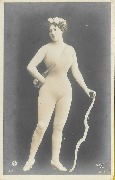 Lily Pinson en maillot blanc avec arc