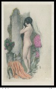 Dame nue debout serrant fourrure devant un miroir