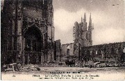 Campagne de 1914-1915. Ypres - Halles et Cathédrale Saint Martin apres l'incendie - The Cathedral St-Martin and the Halles after the fire