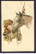 (Femme militaire tenant un cheval par les rênes)