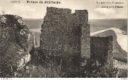 Houx. Ruines de Poilvache La Tour des Monnaies Panorama vers Dinant