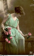 (jeune femme assise tenant un bouquet de roses)