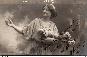 Jeanne Heldy avec bouquet 1911