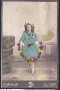Portrait de jeune fille en tenue fleurie