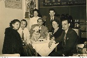 XXIV è Salon de l'alimentation au Heysel 1953 (groupe de personnes assis,petit chien,panneau publicitaire) 