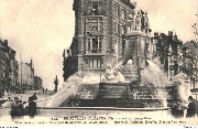 Bruxelles-Schaerbeck.Place des Bienfaiteurs-Monument en marbre blanc aux bienfaiteurs de la Commune.Oeuvre de Godefroid Devries.Inauguré en 1907(autre vue)