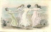 Femmes en tenue légère dansant sur une plage